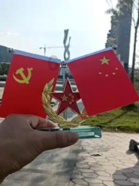 逃离废弃的卡车场